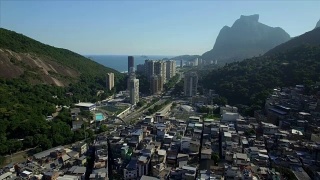 Favela Aerials:巴西里约热内卢的贫富对比视频素材模板下载