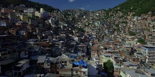 贫民窟空中:前锋进入巴西里约热内卢的Rocinha Favela