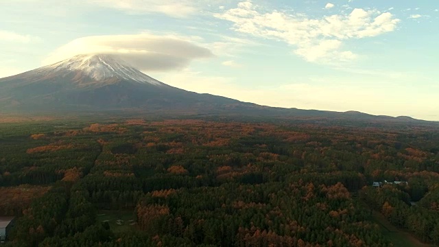 富士山上的鸟瞰图，秋日的森林阳光在阳光下的光线是美丽的，无人机的鸟瞰图，VDO 4k 60fps。