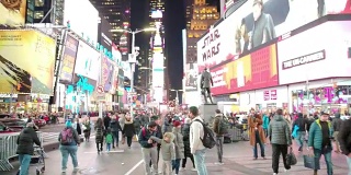 人们从纽约时代广场的视角