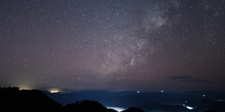 泰国清迈山上的时光流逝银河。