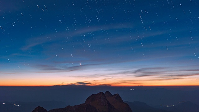 在江岛国家公园的三重山的山顶上，星空从天空中落下
