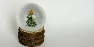 有圣诞树和雪花旋转的雪花球