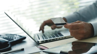 用信用卡在线支付的商人视频素材模板下载