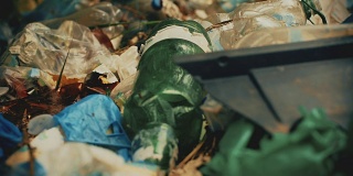 废塑料的特写，地球上的消费主义问题，垃圾处理危机
