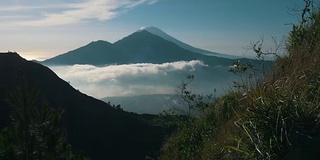 从巴图尔活火山远处拍摄的阿贡火山