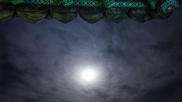 夜景的庙宇屋檐与月亮和云移动