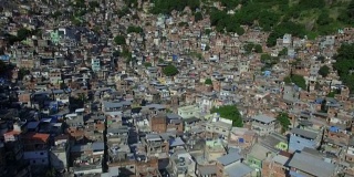 贫民窟空中:向前倾斜进入巴西里约热内卢的Rocinha贫民窟