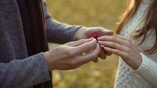 一个男人给他的新娘戴上了漂亮的钻戒，认真的恋爱视频素材模板下载