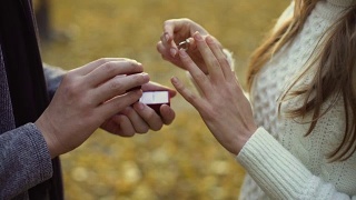 女士试穿男友送的订婚戒指，珍贵的礼物，订婚仪式视频素材模板下载