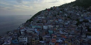 空中贫民窟:黄昏时分，巴西里约热内卢的山顶贫民窟，背景是大海