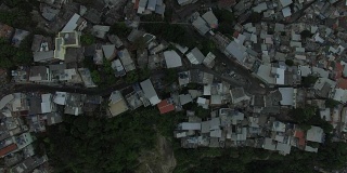贫民窟空中天线:镜头俯视巴西里约热内卢的贫民窟，一只风筝飘过