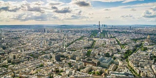 巴黎鸟瞰图，云朵在天空中飞翔，繁忙的街道交通，延时