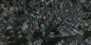 Favela Aerials:从巴西里约热内卢的Vidigal Favela的屋顶往下看