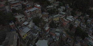 贫民窟空中天线:向后倾斜，俯瞰巴西里约热内卢的贫民窟