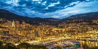 夜晚灯光照耀的摩纳哥，豪华度假酒店和精英游艇俱乐部，空中天线
