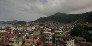贫民窟航拍:一个沿海城镇边缘山顶上的贫民窟