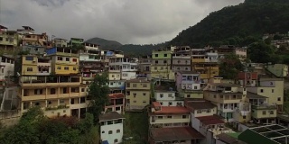 Favela Aerial:俯瞰山顶上的Favela房屋