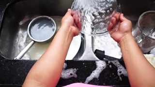 洗碗的女人- POV视频素材模板下载