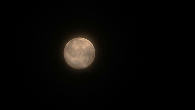 薄雾之夜，满月在天空中移动