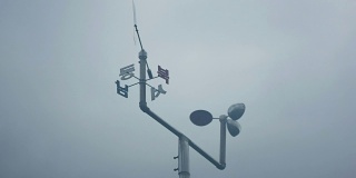 在风与雾的天气风向标的时间间隔拍摄