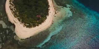 鸟瞰图美丽的海滩热带岛屿。Mantigue岛菲律宾