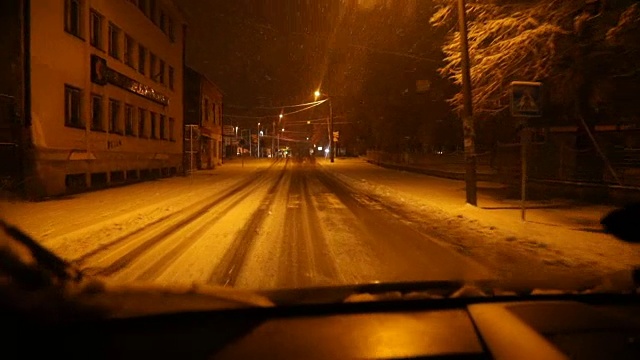 开着车穿过雪夜