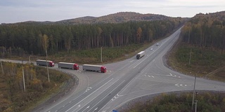 载着集装箱的卡车在高速公路的十字路口行驶