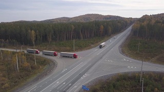 载着集装箱的卡车在高速公路的十字路口行驶视频素材模板下载