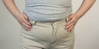 胖女人穿裤子，有腹部脂肪的女人穿衣服，节食