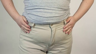 胖女人穿裤子，有腹部脂肪的女人穿衣服，节食视频素材模板下载
