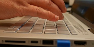 女人的手绑着电脑键盘