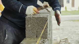建筑工人在建筑工地建造砖墙视频素材模板下载