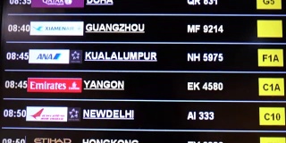 素万那普国际机场的离港监视器显示板显示旅客和旅客的目的地航班。
