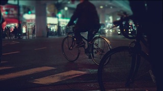 晚上在街上等着红绿灯。视频素材模板下载