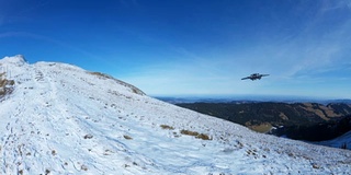 宇宙飞船在飞行，外星人的宇宙飞船飞过雪山与蓝天的背景