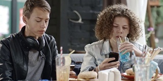 青少年吃快餐和使用智能手机