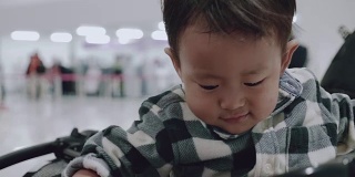 亚洲婴儿车上的男婴。