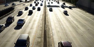 洛杉矶高速公路上的汽车乘客背光高速公路
