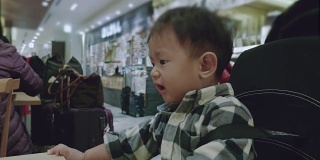 亚洲婴儿车上的男婴。