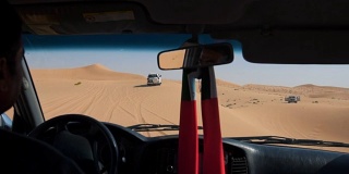 从车里往沙漠看