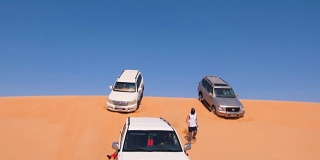 与汽车并排往沙丘上跑