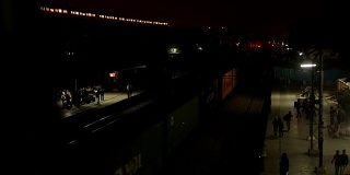 一列货运列车正驶过站台