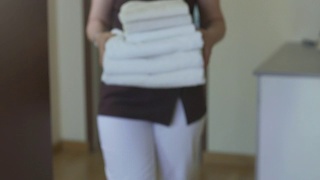 服务员负责酒店套房的清洁工作，并为客人提供干净的毛巾视频素材模板下载