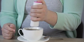 肥胖女士把糖换成甜味剂，放进茶里，患糖尿病