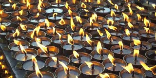 尼泊尔寺庙中点燃仪式蜡烛。加德满都,尼泊尔。