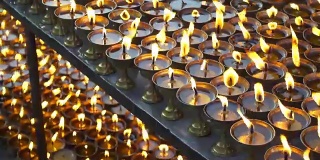 尼泊尔寺庙中点燃仪式蜡烛。加德满都,尼泊尔。