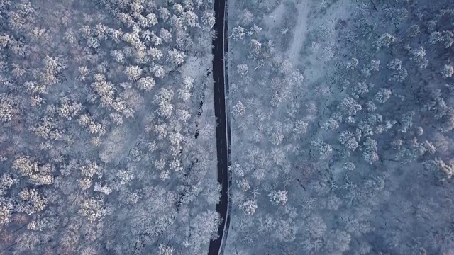 在雪域上的空中公路旅行