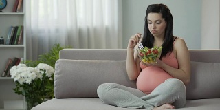永远饥饿的孕妇吃沙拉，给身体补充维生素