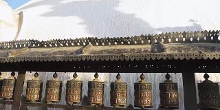 佛教祈祷轮子。斯瓦扬布纳特塔，加德满都，尼泊尔